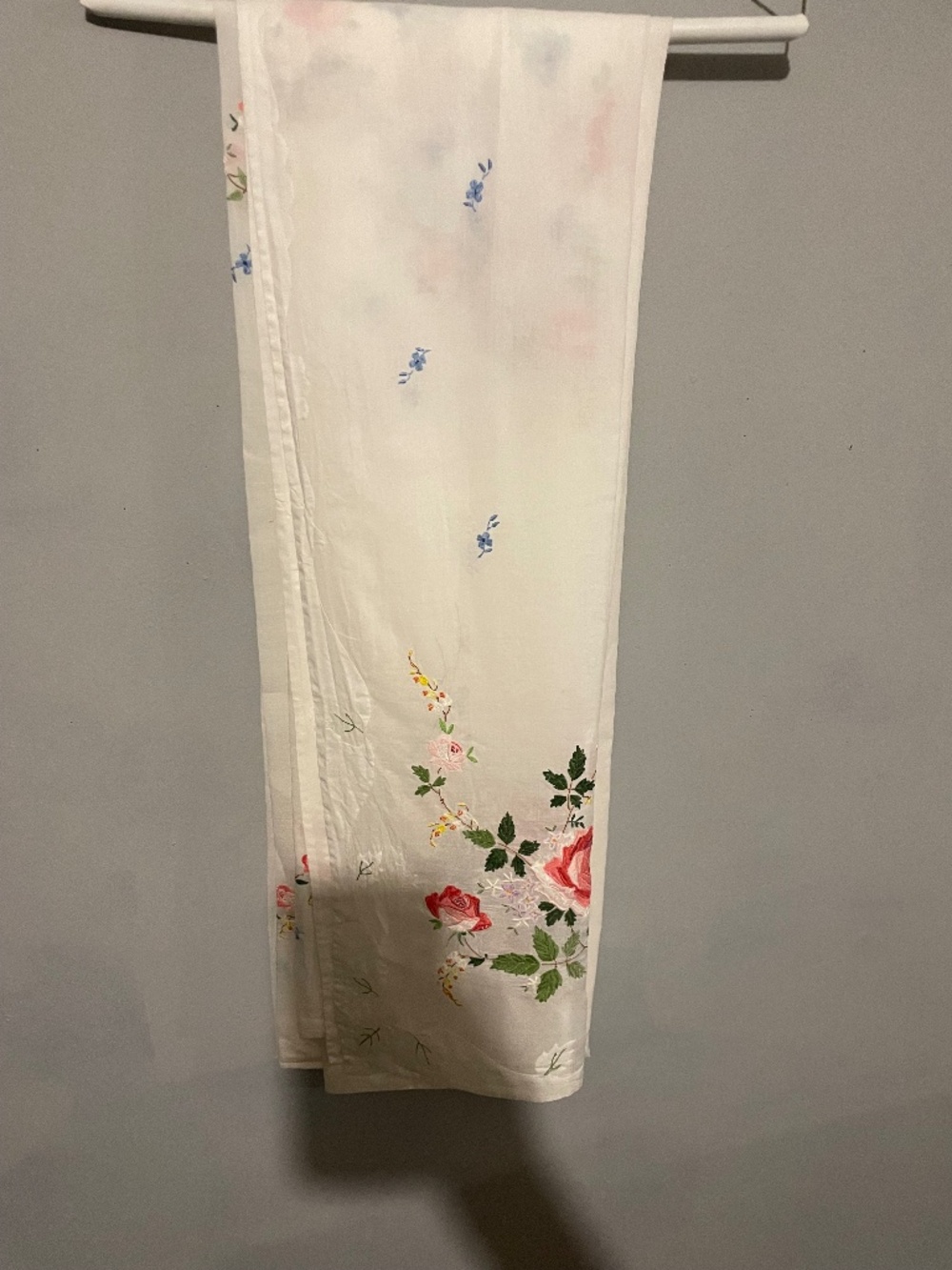Table linen with embroidered roses. 120 x 64.